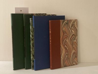 plusieurs livres sont alignés sur une étagère
