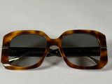 gros plan d'une paire de lunettes de soleil sur une surface blanche