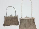 deux sacs à main anciens en maille d'argent avec des anses en chaîne
