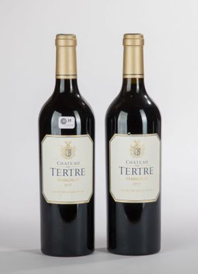 deux bouteilles de vin assises l'une à côté de l'autre