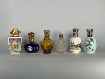 cinq types différents de vases posés sur une table