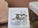 une bague qui se trouve dans une boîte sur une table