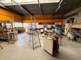 une grande pièce remplie d'outils