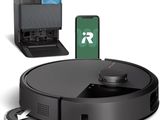 une image représentant un aspirateur robot sur lequel est posé un téléphone