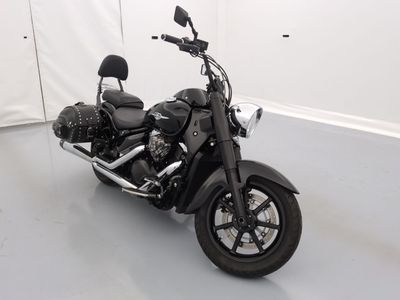 une moto noire garée dans une pièce blanche