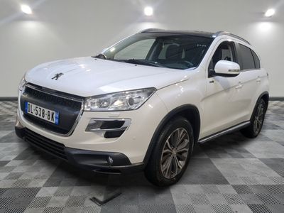 le 4x4 blanc est garé sur le sol en damier d'un garage