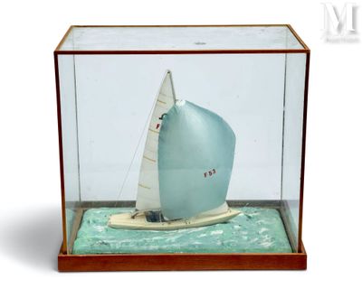 une petite maquette de voilier dans une vitrine