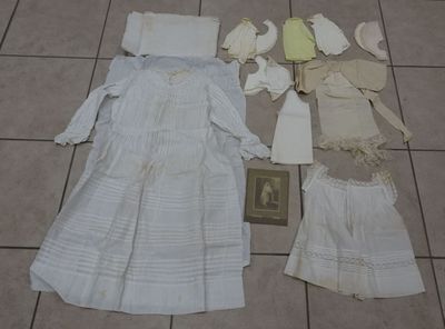 beaucoup de vêtements qui traînent par terre