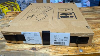 une boîte posée sur une table en bois