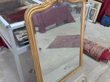 un grand miroir posé sur une table dans une pièce