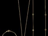une collection de bijoux en or comprenant un collier, un bracelet et une bague