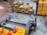 une palette sur laquelle sont posés plusieurs conteneurs jaunes, dans un entrepôt