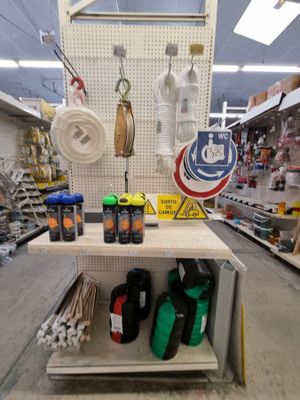une étagère sur laquelle sont disposés divers articles dans un magasin