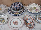 plusieurs assiettes et bols posés sur une table