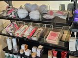 un présentoir de produits cosmétiques dans un magasin
