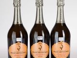 trois bouteilles de champagne posées côte à côte sur une table