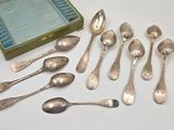 beaucoup de cuillères en argent et de cuillères à soupe sur une table