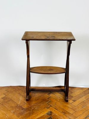 une photo d'une petite table en bois posée sur un parquet