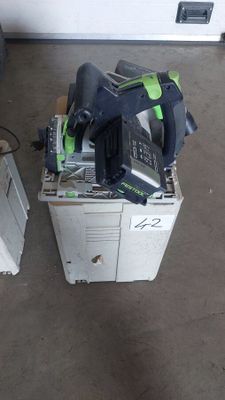 tout un tas d'outils posés sur une boîte