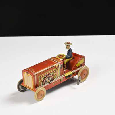 un petit train dans lequel est assis un homme
