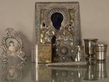 un miroir posé sur la table, sur lequel se trouvent des objets en argent