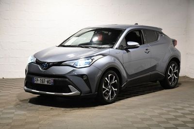 Le SUV Toyota C-HR est garé dans un garage
