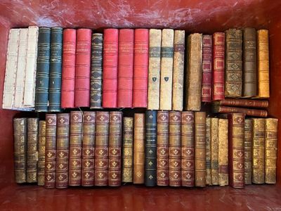 beaucoup de vieux livres dans une boîte posée sur la table