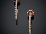 une paire de boucles d'oreilles en diamant sur fond noir