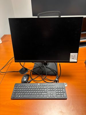 un écran d'ordinateur et un clavier sur un bureau