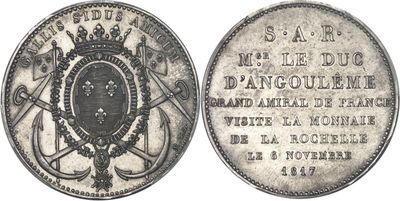 Gros plan sur une pièce d'argent ornée d'une couronne