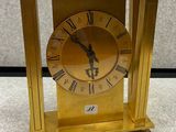 une horloge en or avec des chiffres romains sur le cadran