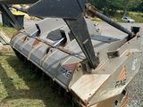 un tracteur garé sur le bord de la route