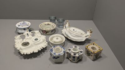de nombreux types de vases et de bols sur la table