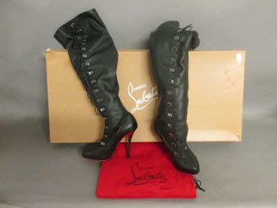 Bottes Christian Louvix en cuir noir montant jusqu'aux genoux, ornées de clous