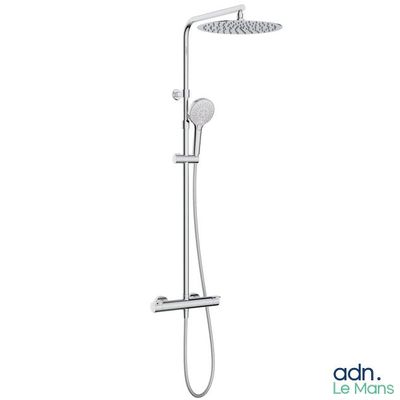 gros plan d'une pomme de douche avec une douchette à main