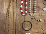 de nombreux colliers et bracelets différents disposés sur une table