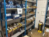 une pièce remplie de nombreuses étagères et de cartons de provisions