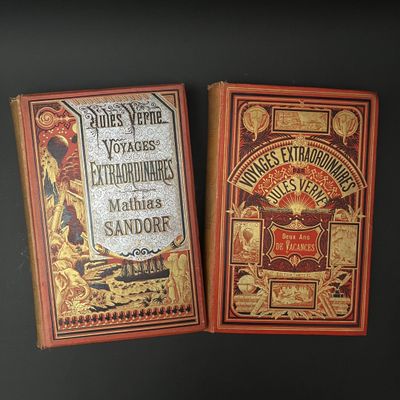 deux livres posés l'un à côté de l'autre sur une table