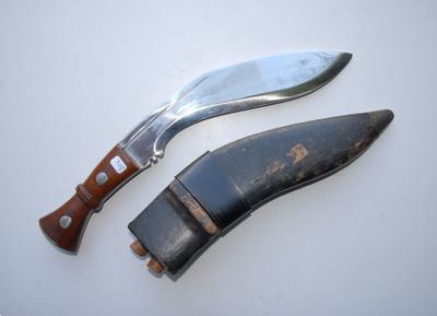 two knives that are laying side by side on a table