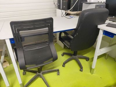 deux chaises et un bureau sur lequel se trouve un ordinateur