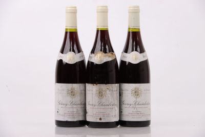 trois bouteilles de vin posées sur une table blanche