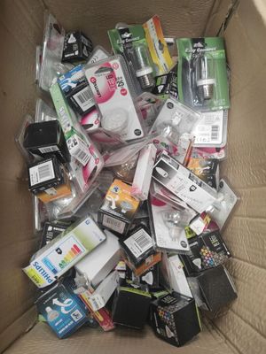 une boîte en carton remplie d'appareils électroniques et d'autres objets