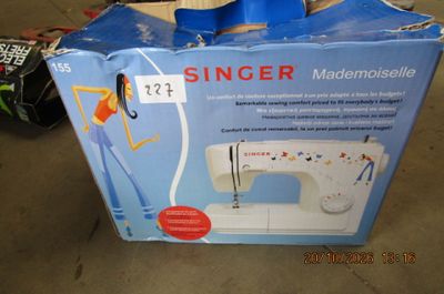 une boîte contenant une machine à coudre