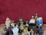 de nombreuses figurines posées sur une table avec un fond rouge