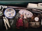 une boîte verte remplie d'objets divers et une horloge