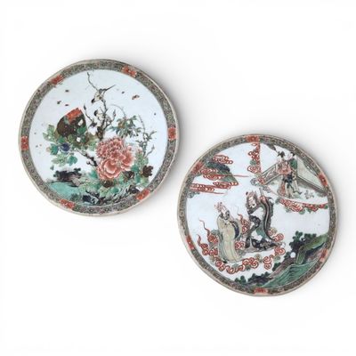 Chine, XVIIIe siècle Deux médaillons en porcelaine et émaux …