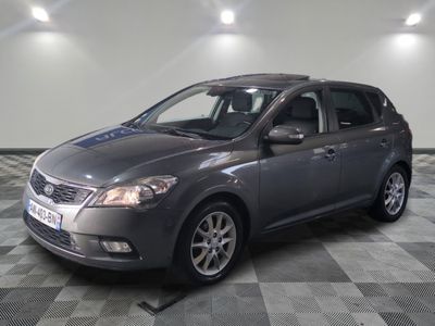 la photo d'une voiture garée dans un garage