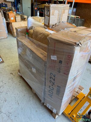 une grande pile de cartons sur une palette dans un entrepôt