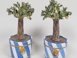 deux petites plantes en pot posées sur une table