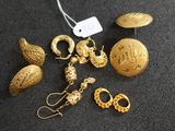 gros plan d'un bouquet de bijoux en or sur une table